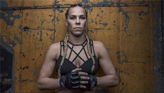 Chookagianov� je velmi pohledn�, �eho� vyu��vaj� n�kte�� fanou�ci k pos�l�n� oplzl�ch fotografi�.