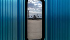 Pohled z hangáru nám욝ské základny na vrtulník dr�ící �ty�iadvacetihodinovou...