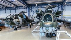 Bitevní vrtulníky �eské armády, které práv� procházejí údr�bou v hangáru...