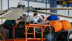 Lete�tí mechanici na vrtulníkové základn� v Nám�ti nad Oslavou práv� provád�jí...