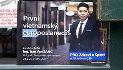 Plakát s kandidátem Tranem Van Sangem je k vidní v mnoha vietnamských...