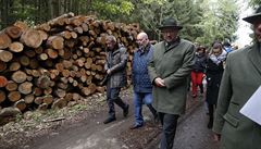 Premiér Andrej Babi navtívil les zasaený krovcem. V popedí editel Les R...