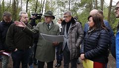 Premiér Andrej Babi navtívil les zasaený krovcem. Na snímku je vlevo...