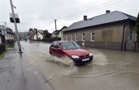 Limit pro vyhlen druhho povodovho stupn byl pekroen na toku Lutoninka...