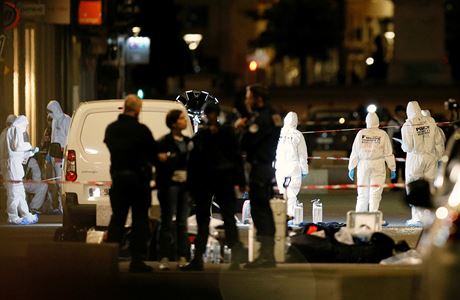 Experti provádjí forenzní analýzu na míst verejího bombového útoku v Lyonu,...