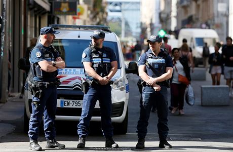 Poslen policejn hldky v ulicch Lyonu.