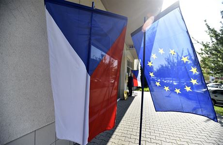 Vlajka R a EU ped volební místností v kuleníkovém klubu ve Zlín, kde 25....