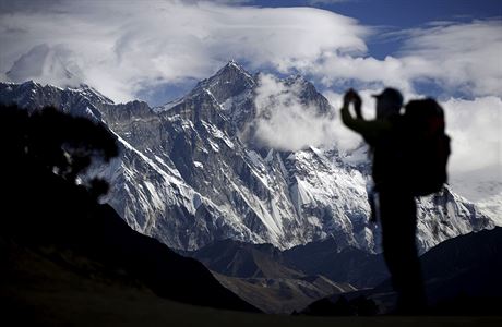 Turista si fotí Mount Everest, který je schovaný v mracích v oblasti...