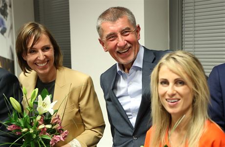 Martina Dlabajová (vlevo) s Andrejem Babiem a Ditou Charanzovou.