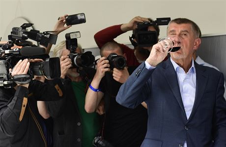 Premiér a pedseda ANO Andrej Babi si pipíjí¨ve volebním tábu hnutí v Praze...