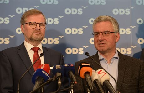 Pedseda ODS Petr Fiala (vlevo) a lídr kandidátky Jan Zahradil vystoupili na...