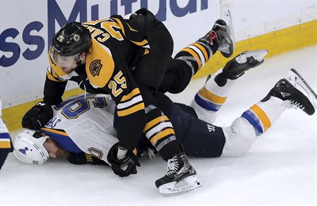 Brandon Carlo z týmu Boston Bruins (nahoe) srazil Ryana O'Reillyho z týmu St....