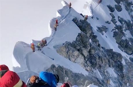 Fronty tvoící se pi výstupu na Mount Everest.