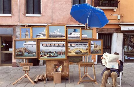 Pravdpodobn Banksy sedící u své malby Benátky v oleji.