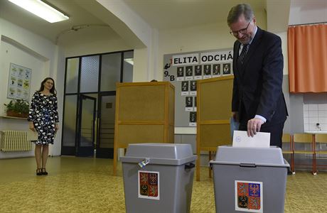Pedseda ODS Petr Fiala odevzdal svj hlas v první den voleb do Evropského...
