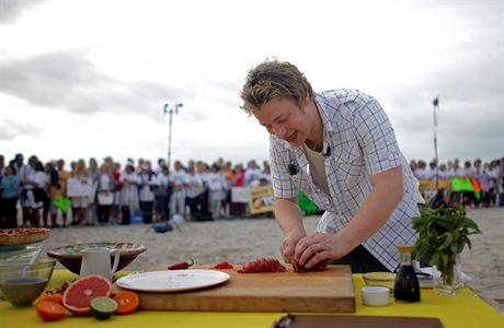 Jamie Oliver krájí rybu pi natáení poadu Today v Miami.