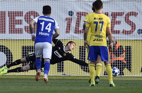 Brank Zlna Matej Rakovan inkasuje gl z penalty. Pihlej Tom Pikryl z...