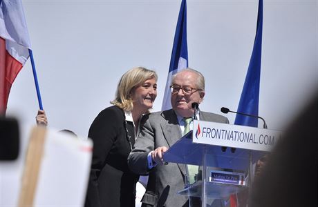 Marine Le Penová se svým otcem Jean-Marie v roce 2012