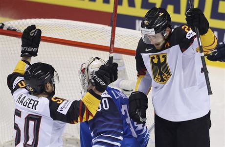 Leon Draisaitl a Patrick Hager oslavují branku do finské sít.