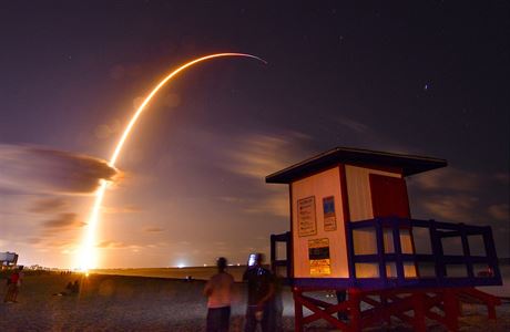 Start rakety Falcon 9 americk spolenosti SpaceX s nkladem 60 druic...