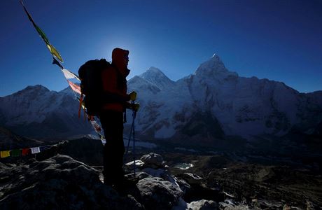 Horolezec ped Mount Everestem