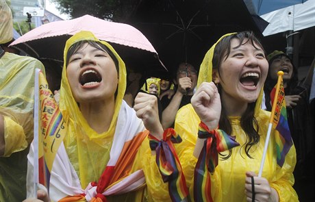 Tchaj-wanské homosexuální páry slaví ped budou parlamentu