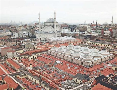 Stecha trit nazývaného Velký bazar v Istanbulu, Turecko.