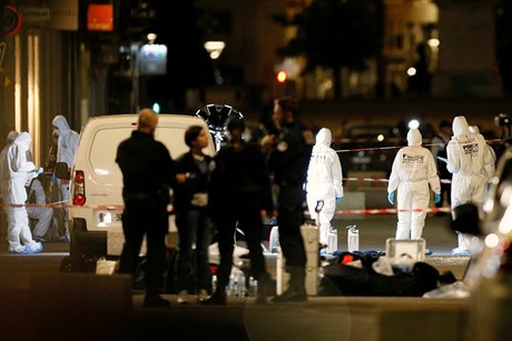Experti provádějí forenzní analýzu na místě včerejšího bombového útoku v Lyonu,...