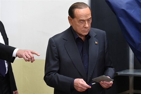 Bývalý italský premiér Silvio Berlusconi u voleb do Evropského parlamentu.