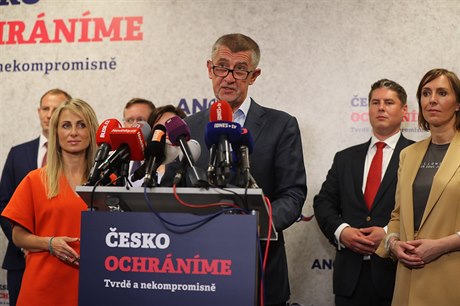 Premiér a pedseda ANO Andrej Babi a kandidátky Dita Charanzová (vpravo) a...