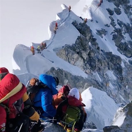 Fronty tvořící se při výstupu na Mount Everest.