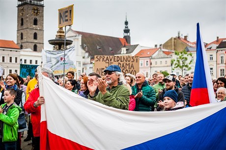 Stovky lidí zaplnily také Námstí Pemysla Otakara II. v eských Budjovicích.