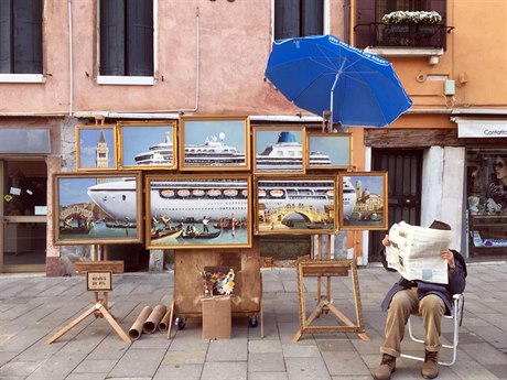 Pravděpodobně Banksy sedící u své malby „Benátky v oleji“.