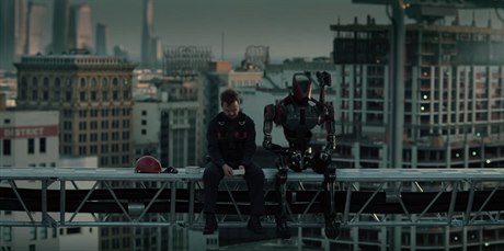 Aaron Paul a robot. Tetí série seriálu Westworld (2019).