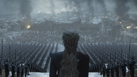 Daenerys Targaryen (Emilia Clarkeová) před nastoupenou armádou. Opravdu je...