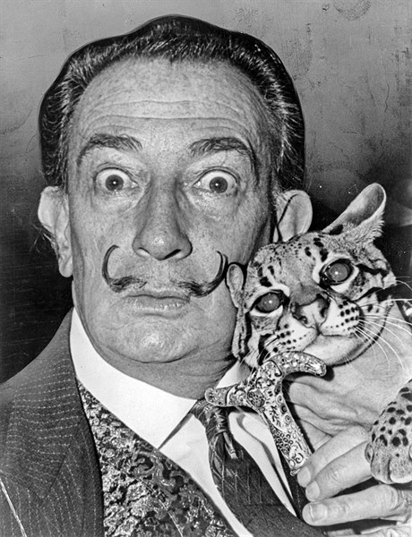 Katalánský malí Salvador Dalí s ocelotem.