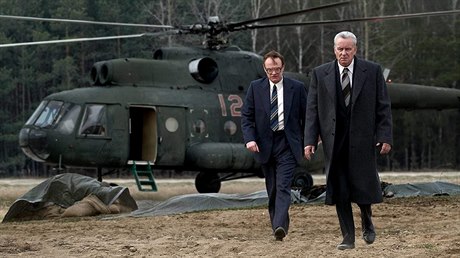 Valerij Legasov (Jared Harris) a Boris erbina (Stellan Skarsgard) musí pijít...