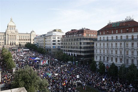 Demonstranti poadující demisi ministryn spravedlnosti Marie Beneové (za ANO).