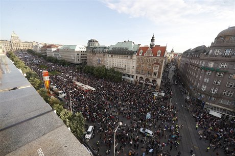 Václavské námstí zaplnili lidé protestující proti Babiovi, Zemanovi a...