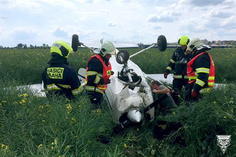 Do pole u letit v praských Letanech spadlo dvoumístné letadlo Cessna 152.