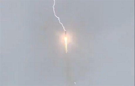 Do rakety Sojuz tsn po startu vrazil blesk.