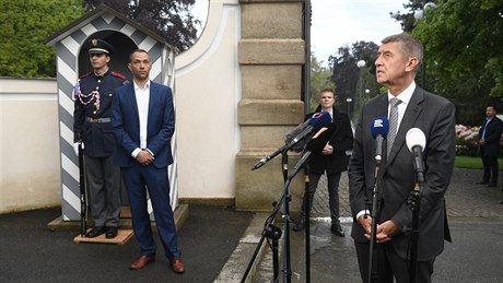 Premiér Andrej Babi hovoí s novinái po setkání s prezidentem Miloem...
