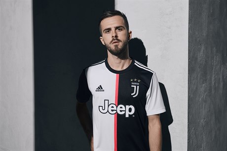 Miralem Pjanič v novém dresu Juventusu Turín.