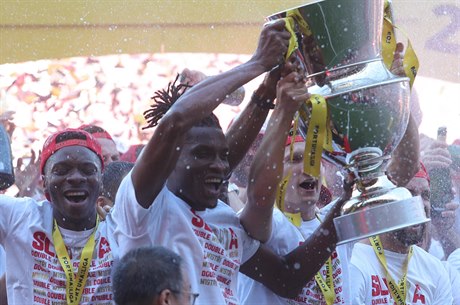 Simon Deli a Milan Škoda si přebírají pohár pro vítěze Fortuna ligy.