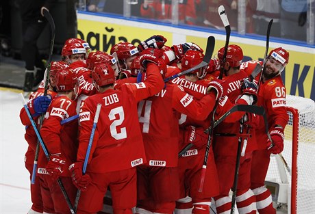 Ruští hokejisté se radují z bronzových medailí.