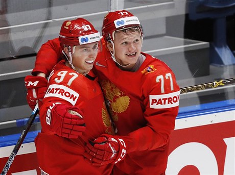 Rutí hokejisté Kirill Kaprizov a Nikita Gusev.