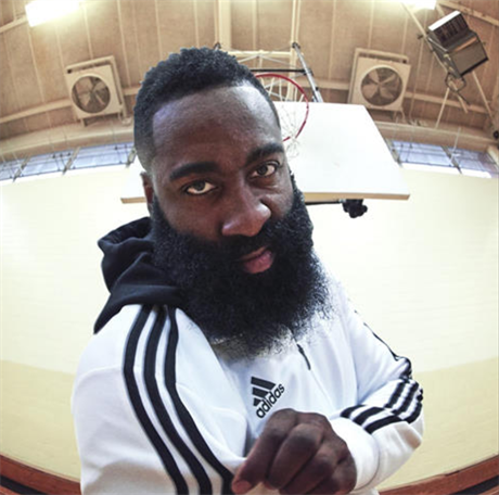 Americký basketbalista James Harden v reklam na Adidas, který se stal terem...