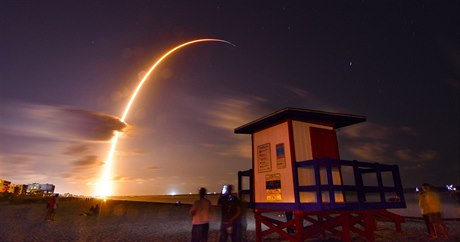 Start rakety Falcon 9 americké spolenosti SpaceX s nákladem 60 druic...