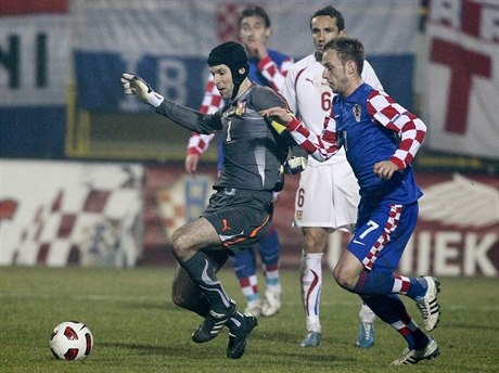Petr Čech se nikdy nebál hrát nohama, tak jako v tomto případě v reprezentačním...