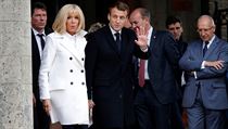 Volit byl v nedli i Emanuel Macron s manelkou.